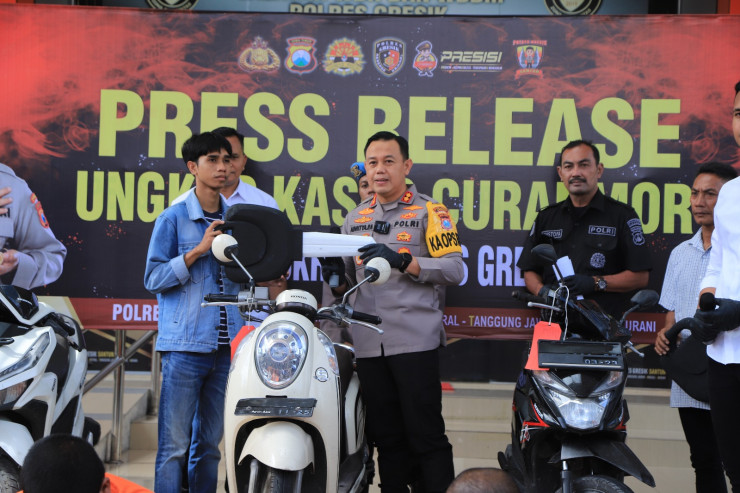 Kapolres Gresik Kembalikan Motor yang Hilang, Korban: Terima Kasih Pak Polisi