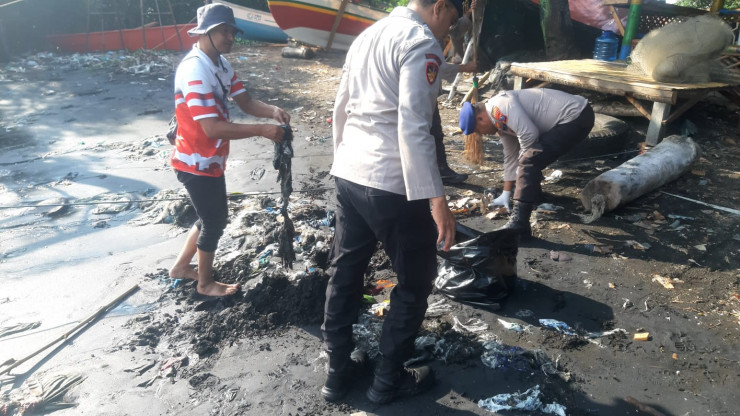 Hari Kelautan Nasional, Polres Probolinggo Bersama Masyarakat Bersihkan Pantai