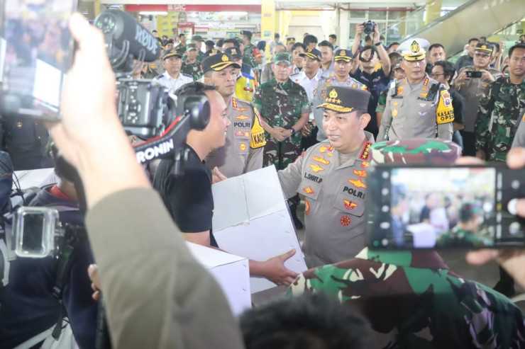 Kapolri bersama Panglima TNI dan Menhub Tinjau Kesiapan Layanan Mudik di Terminal Purabaya