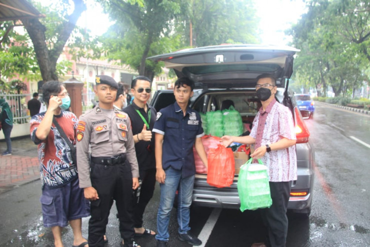 Yayasan Budha Tzu Chi dan INTI Berbagi Kosumsi Untuk Polisi yang Bertugas di Sidang Kasus Kanjuruhan