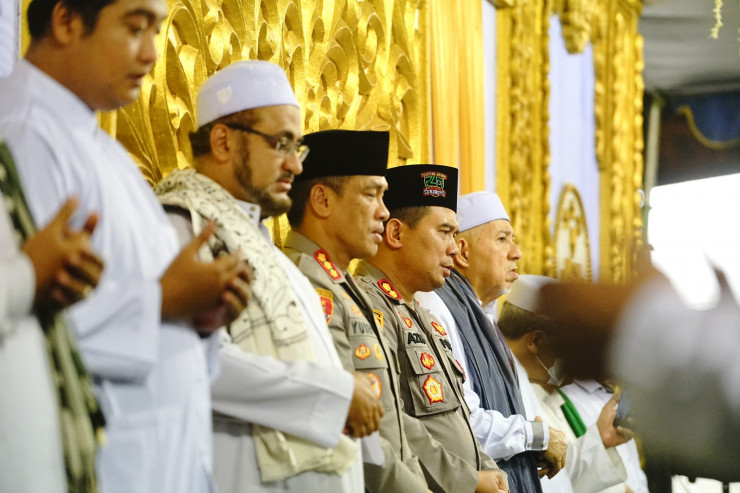 Polrestabes Surabaya Dzikir dan Sholawat Bersama Bonek Surabaya Utara Jelang Sidang Tragedi Kanjuruhan