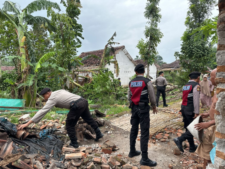 Gercep Polres Jember Bantu Penanganan Akibat Angin Puting Beliung