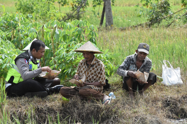 Polbindes Polres Trenggalek Kampanyekan Tertib Lalin Melalui Sarapan Bareng Petani