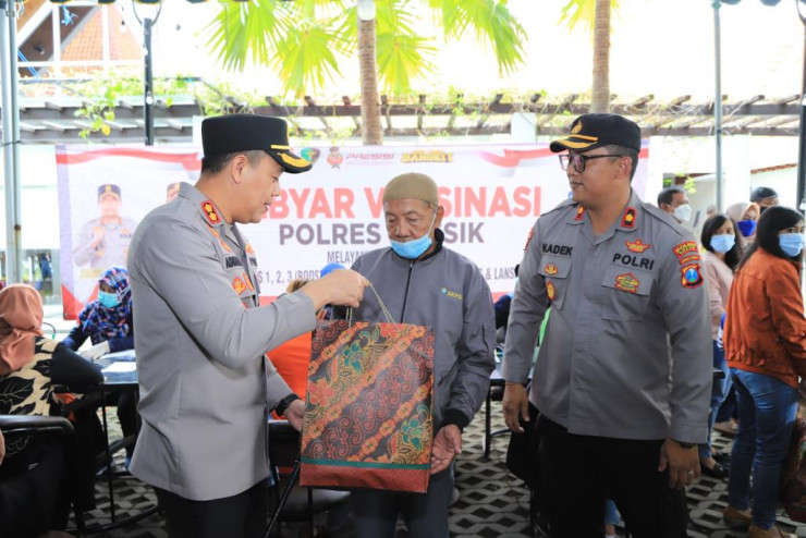 Polisi Peduli, Polres Gresik Gelar Vaksin Presisi Sambil Berbagi
