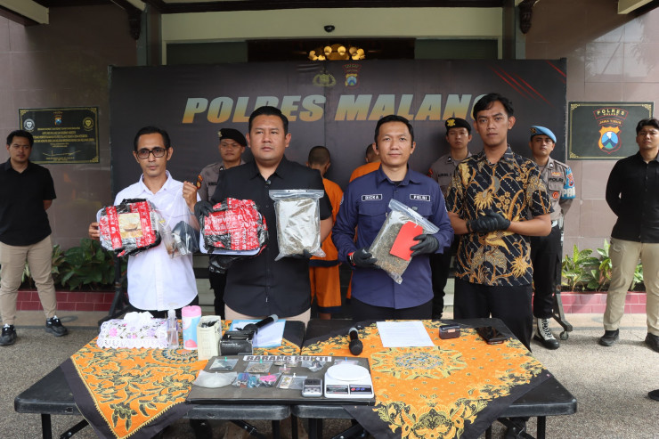 *Polres Malang Berhasil Bongkar Peredaran Narkoba Jaringan Lapas, 2 Kilogram Ganja Disita*