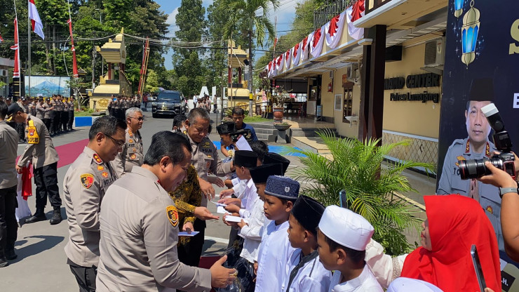 Kunker ke Polres Lumajang, Kapolda Jatim Berikan Santunan Anak Yatim