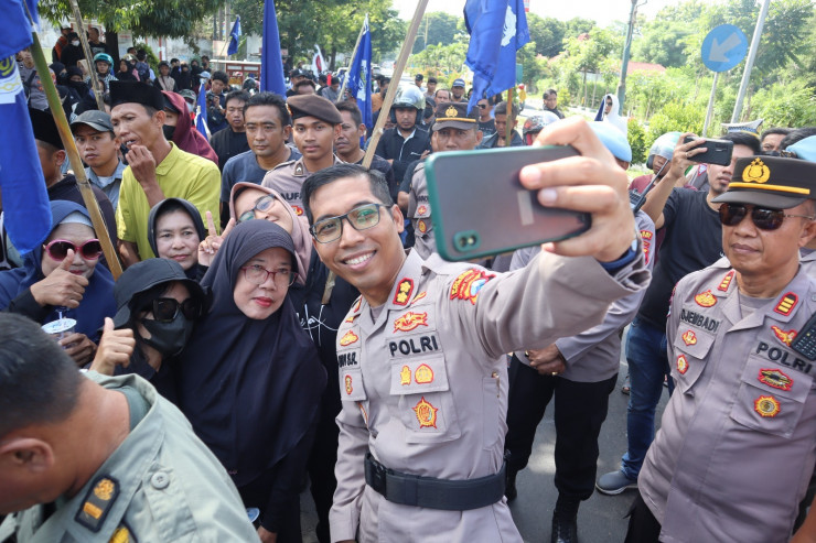 Berbagi Air Minum Saat Aksi Damai Buruh, Kapolres Situbondo Diserbu Emak-Emak Minta Selfie