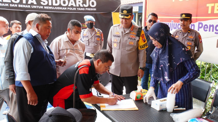 Pastikan Perjalanan Mudik Aman, Polresta Sidoarjo Tes Urine Kru Bus