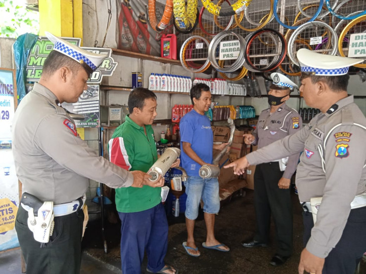 Polisi Door To Door Berikan Sosialisasi Larangan Knalpot Brong di Kota Kediri