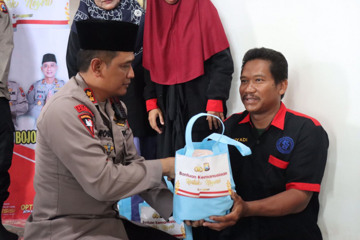 Polri Peduli, Kapolres Bojonegoro Salurkan Bansos Untuk Warga dan Para Penyandang Disabilitas
