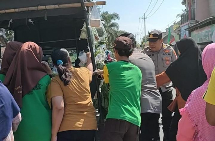 Unik, Polisi Patroli Sambil Berbagi Sayur Gratis Untuk Warga di Kediri