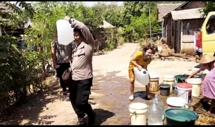 Tangani Dampak Kemarau, Polisi Bersama BPBD Nganjuk Salurkan Air Bersih Untuk Warga