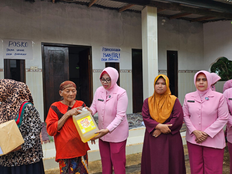 Polres Bangkalan dan Bhayangkari Salurkan Bansos untuk Warga Terdampak Banjir di Arosbaya