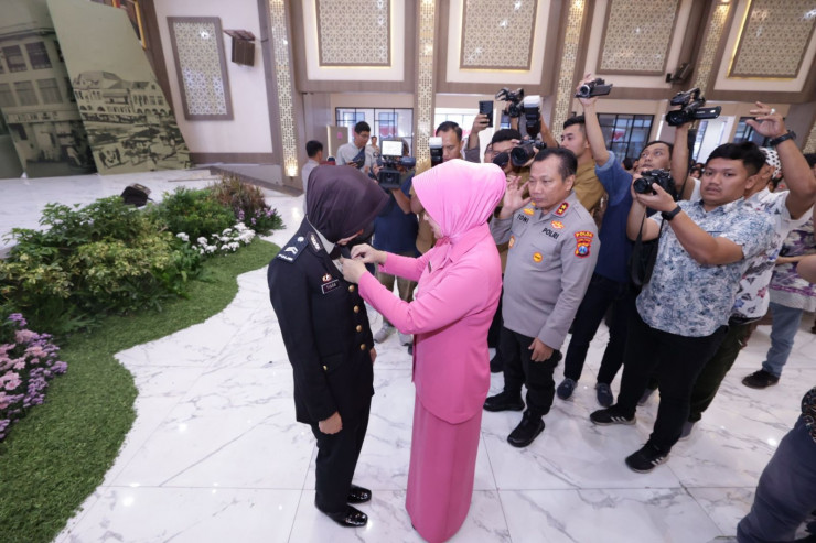 Kapolda Jatim Beri Penghargaan Briptu Tiara Berupa Pin Emas Atas Pendidikan yang Diraihnya di Turki