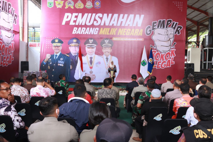 Hasil Operasi Gabungan Polres Batu, Dua Juta Rokok Ilegal Dimusnahkan