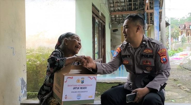Polres Mojokerto Salurkan Bantuan Sosial Untuk Warga Trawas