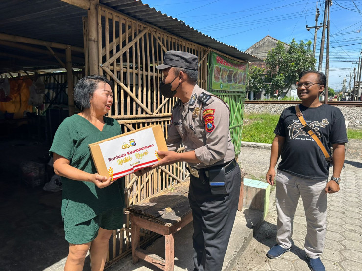 Polres Tulungagung Berbagi Bantuan, Warga Plandaan Senang