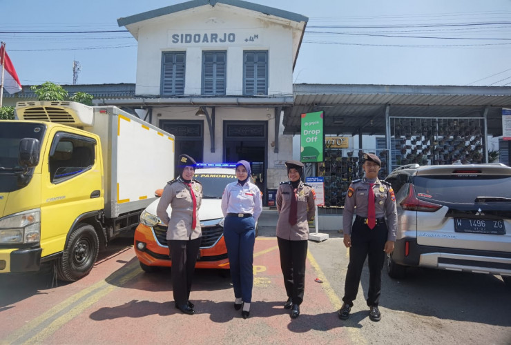 Polwan Polresta Sidoarjo Amankan Liburan Nataru di Obyek Vital