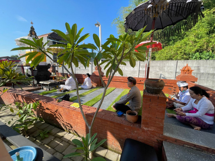 Ibadah Hari Raya Galungan di Pura Kertha Bumi Bhayangkara