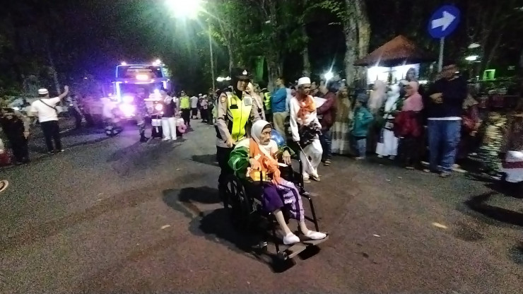 Sigap dan Senyum Ikhlas Polwan Polres Bojonegoro Layani Kepulangan Jamaah Haji