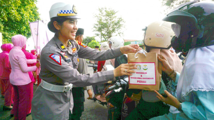 Ramadhan Berkah Polres Bangkalan dan Bhayangkari Berbagi Takjil