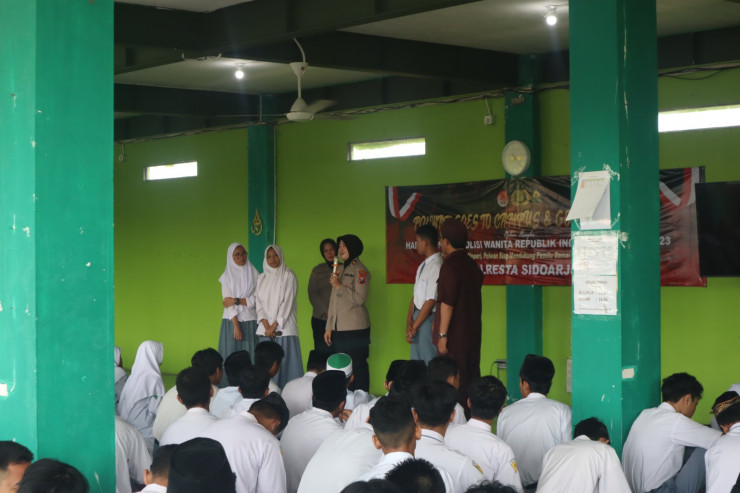 Polwan Sidoarjo Goes To School