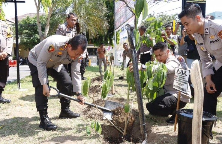 Kunjungi Polres Situbondo, Kapolda Jatim Tanam Pohon Pule dan Santuni Anak Yatim