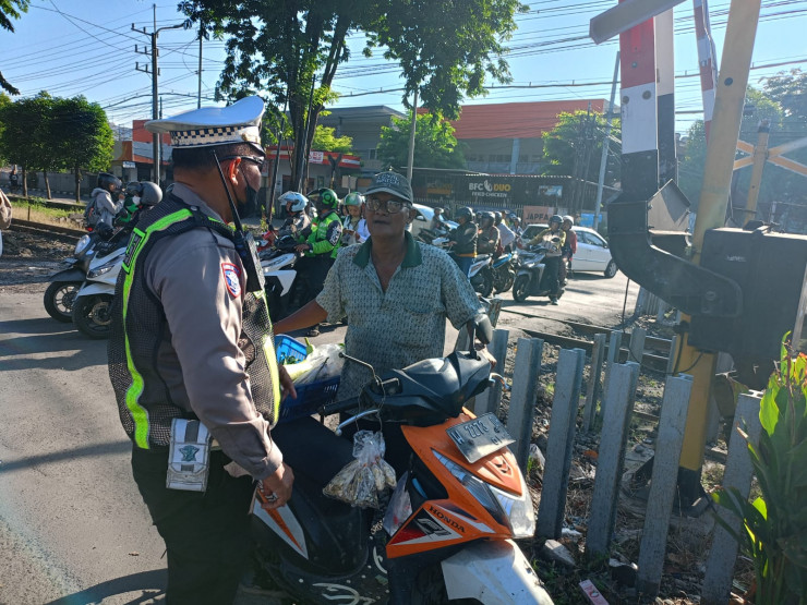 Polsek Buduran Edukasi Penggunaan Helm dalam Operasi Keselamatan Semeru 2026