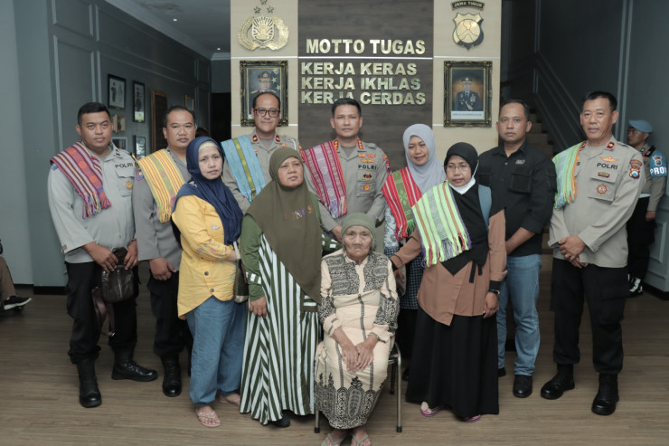 Di Polresta Malang Kota Akhir Penantian 37 Tahun Hernik Bertemu Keluarganya Buah Kepedulian Pak Bhabin