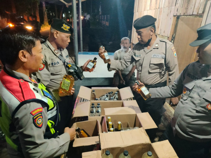 Operasi Pekat Polres Kediri Kota bersama Petugas Gabungan Amankan Ratusan Botol Miras