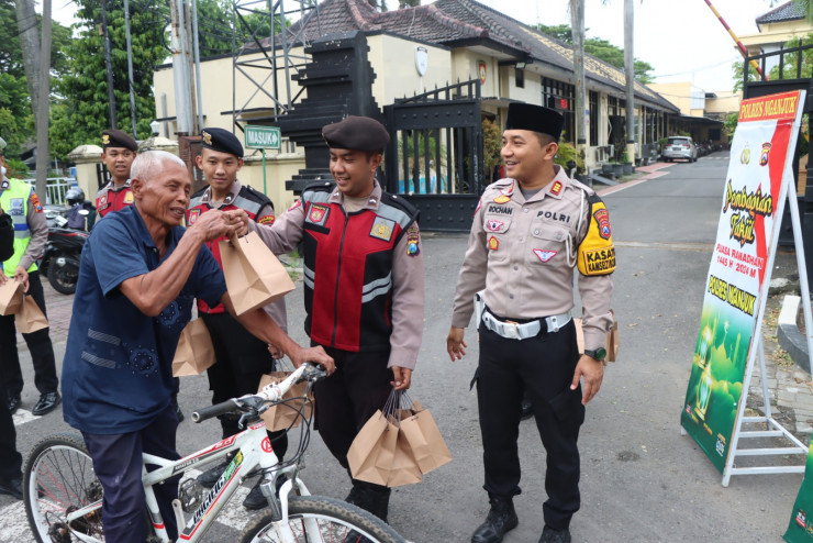 Hari Pertama Puasa Ramadhan, Polres Nganjuk Berbagi Takjil untuk Pengguna Jalan