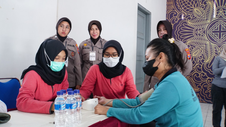 Polwan Polresta Sidoarjo Gelar Bakti Kesehatan di Rutan Perempuan Kelas II A