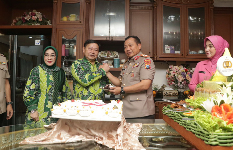 Polda Jatim Laksanakan Tradisi Anjangsana Kepada Para Mantan Kapolda di Hari Bhayangkara