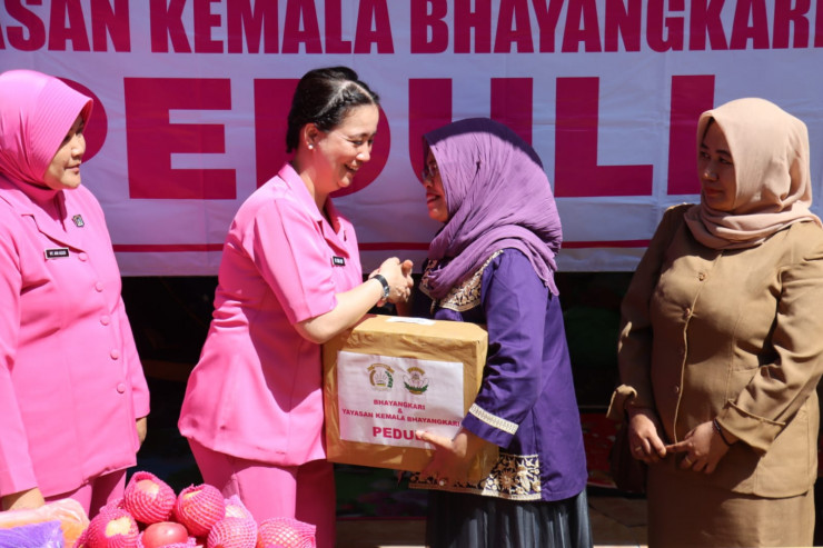 Polres Lumajang dan Bhayangkari Salurkan Bantuan Untuk Korban Banjir Semeru