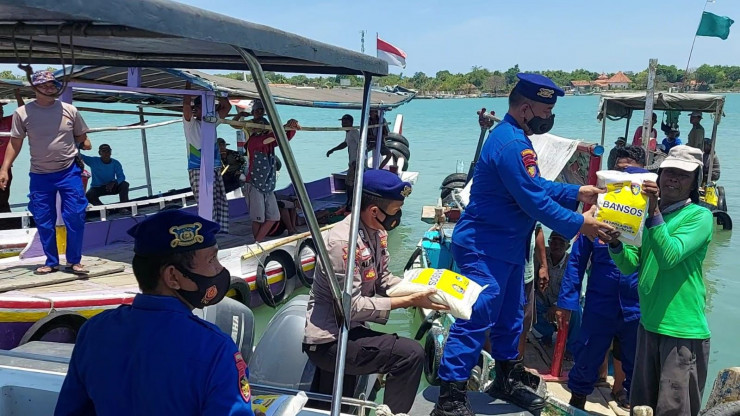 Polisi Peduli, Polres Sumenep Berbagi Untuk Warga Nelayan