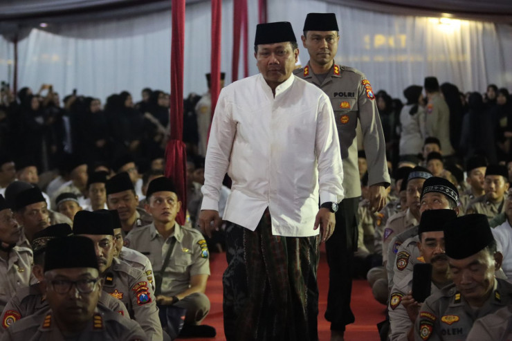 Jelang Hari Bhayangkara ke-77, Kapolda Jatim Bersama Ribuan Jamaah Khidmat Ikuti Majelis Sholawat di Malang