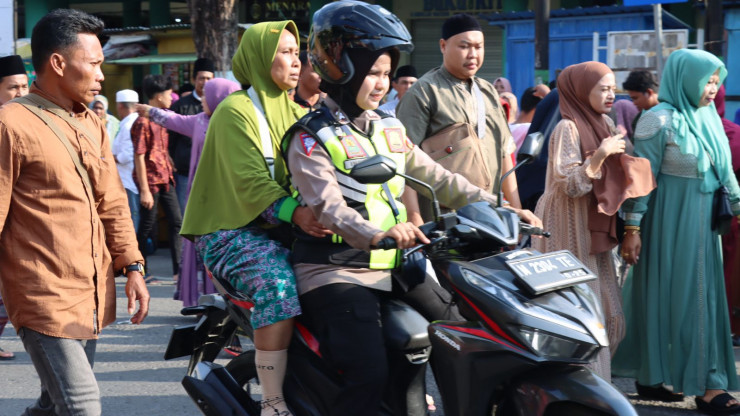 Sinergi TNI-Polri Jadi Pengemudi Ojek Gratis Bagi CJH Pamekasan