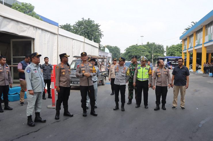 Kapolda Jatim Cek Kesiapan Pelayanan Mudik di Terminal Purabaya