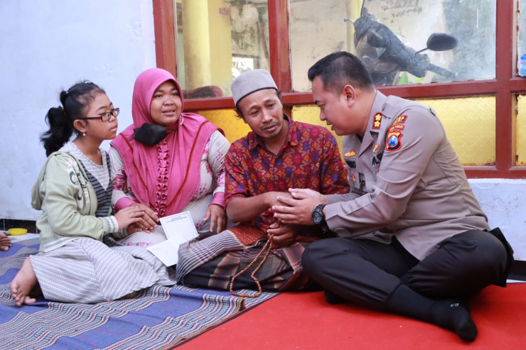 Turut Belasungkawa, Kapolres Kediri Kunjungi Keluarga Korban yang Hanyut di Selokan