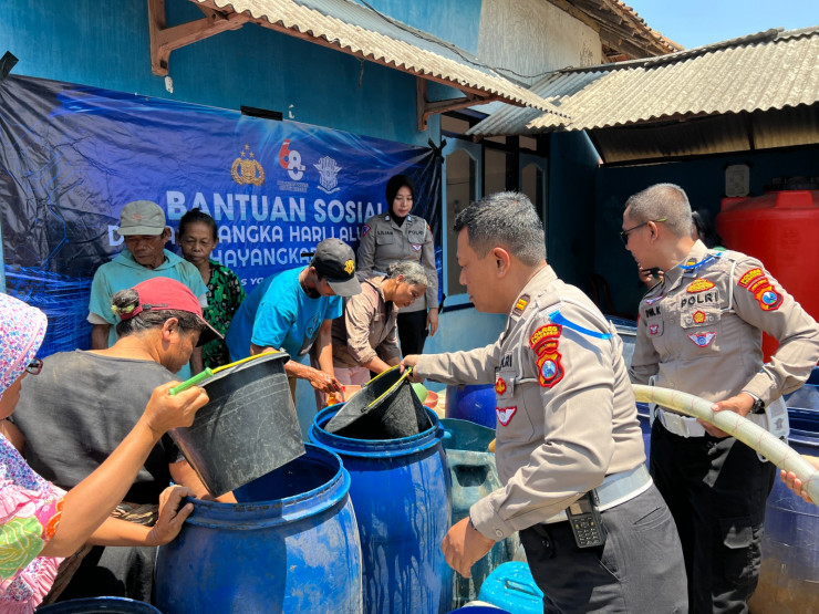 Polres Ponorogo Droping Air Bersih dan Sembako Untuk Warga