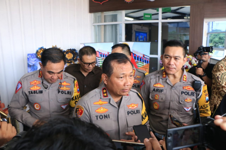 Kapolda Jatim Membuka Secara Resmi Gerai Layanan SIM dan SKCK