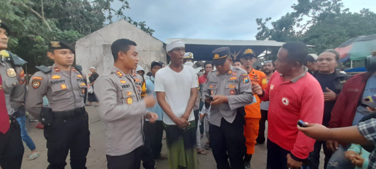Polisi dan Tim Basarnas Berhasil Selamatkan Tiga Warga Yang Terseret Ombak di Pantai Payangan Jember
