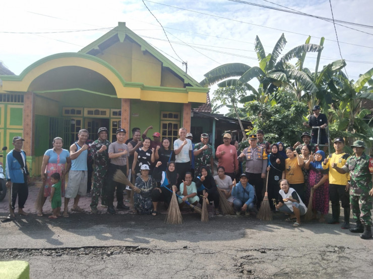 Polisi dan TNI Turun Bareng Warga Kerja Bakti di Desa Gempol Klutuk Tarik