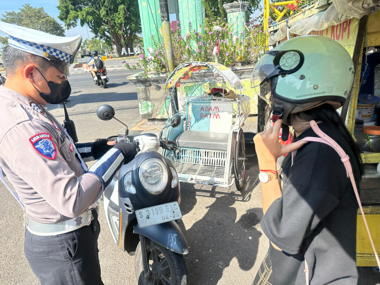 Hari ke -10 Operasi Patuh Semeru 2025 Polres Tuban Berikan Sangsi Tilang dan Teguran Untuk Edukasi Tertib Lalin
