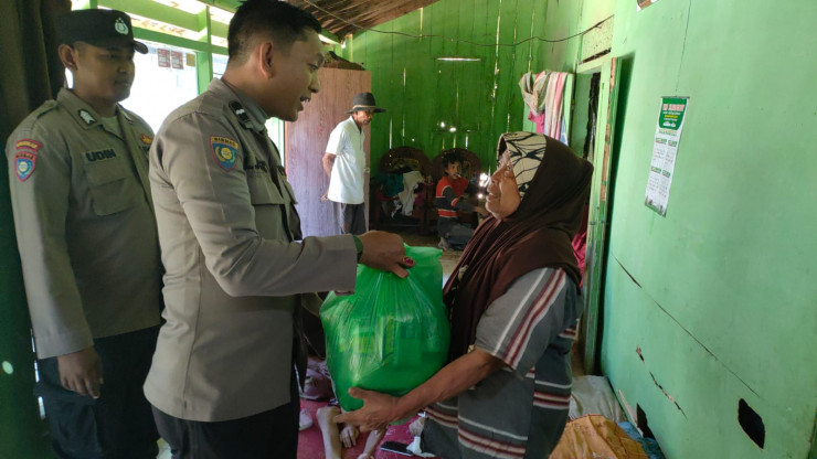 Gercep Polisi RW Polres Sampang Bantu Warga Yang Sakit