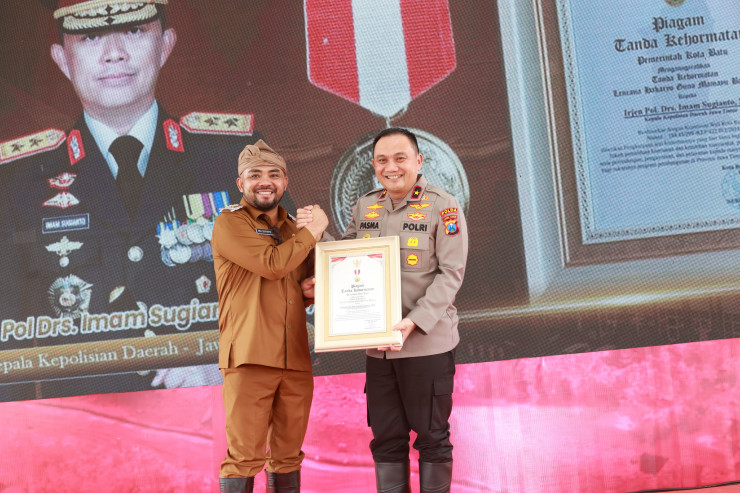 Polda Jatim Terima Penghargaan 'Hakaryo Guno Mamayu Bawono' dari Pemkot Batu