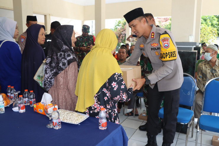 Gelar Jum'at Curhat Polres Pasuruan Salurkan Bantuan Sosial untuk Warga Lemahbang