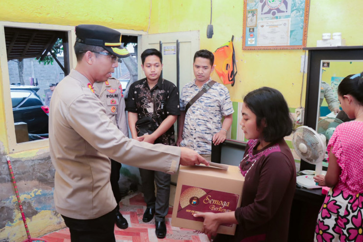 Kapolres Situbondo Beri Santunan Bayi Penderita Meningokel