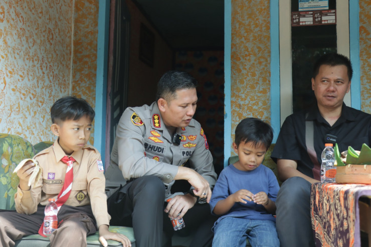 Hari Bhayangkara ke -77, Polresta Malang Kota Bedah 3 Rumah Warga di Sukun