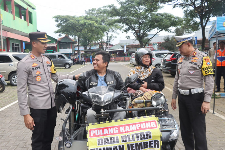 Penyandang Disabilitas Terima Tali Asih di Posyan Polres Pasuruan